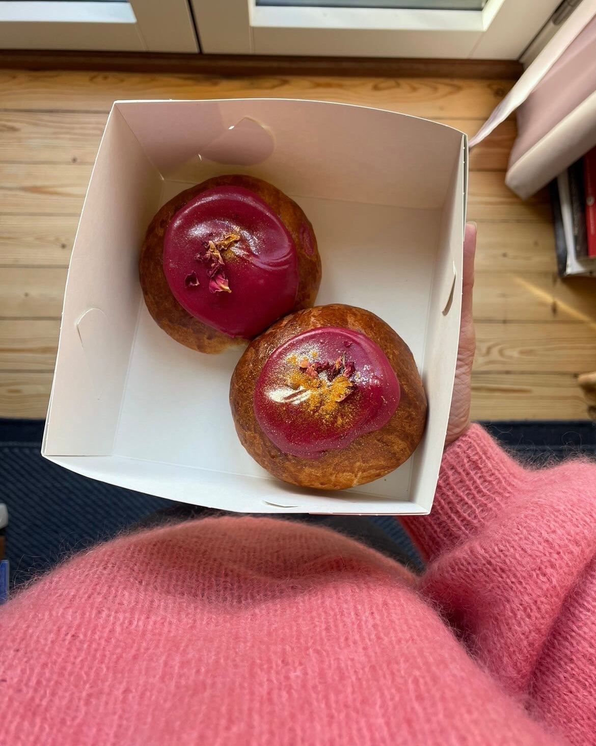 Emma Emma's fastelavnsboller med rosencreme og solbær